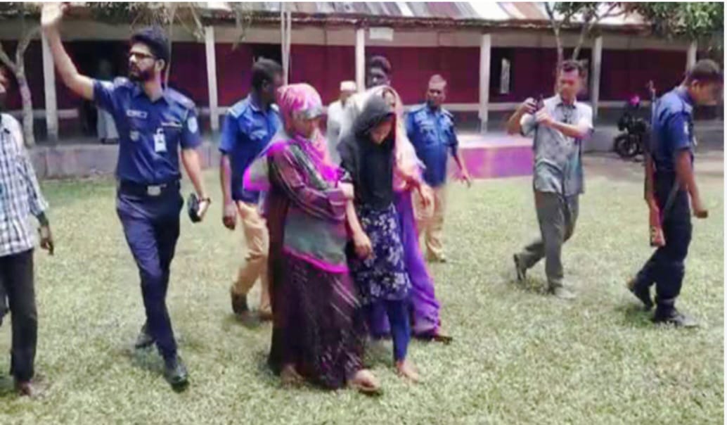 বিদ্যালয়ে ঢুকে ৪ শিক্ষার্থীকে কুপিয়ে জখম, নারী আটক