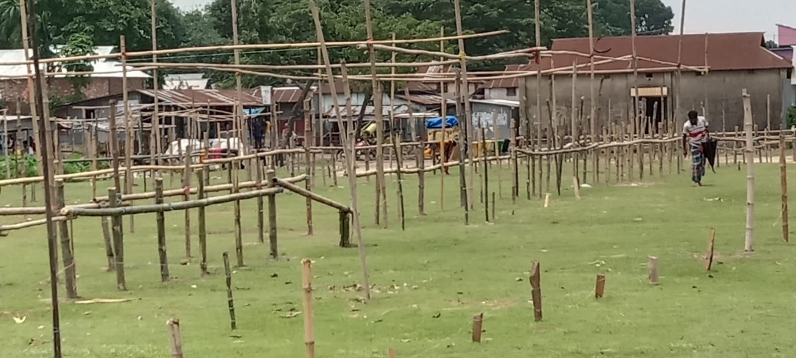 মদনে সরকারি উচ্চ বিদ্যালয়ের মাঠ দখল করে পশুর হাট
