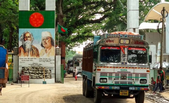 বেনাপোলে আটকে পড়েছে পচনশীল পণ্যবাহী অর্ধশতাধিক ট্রাক