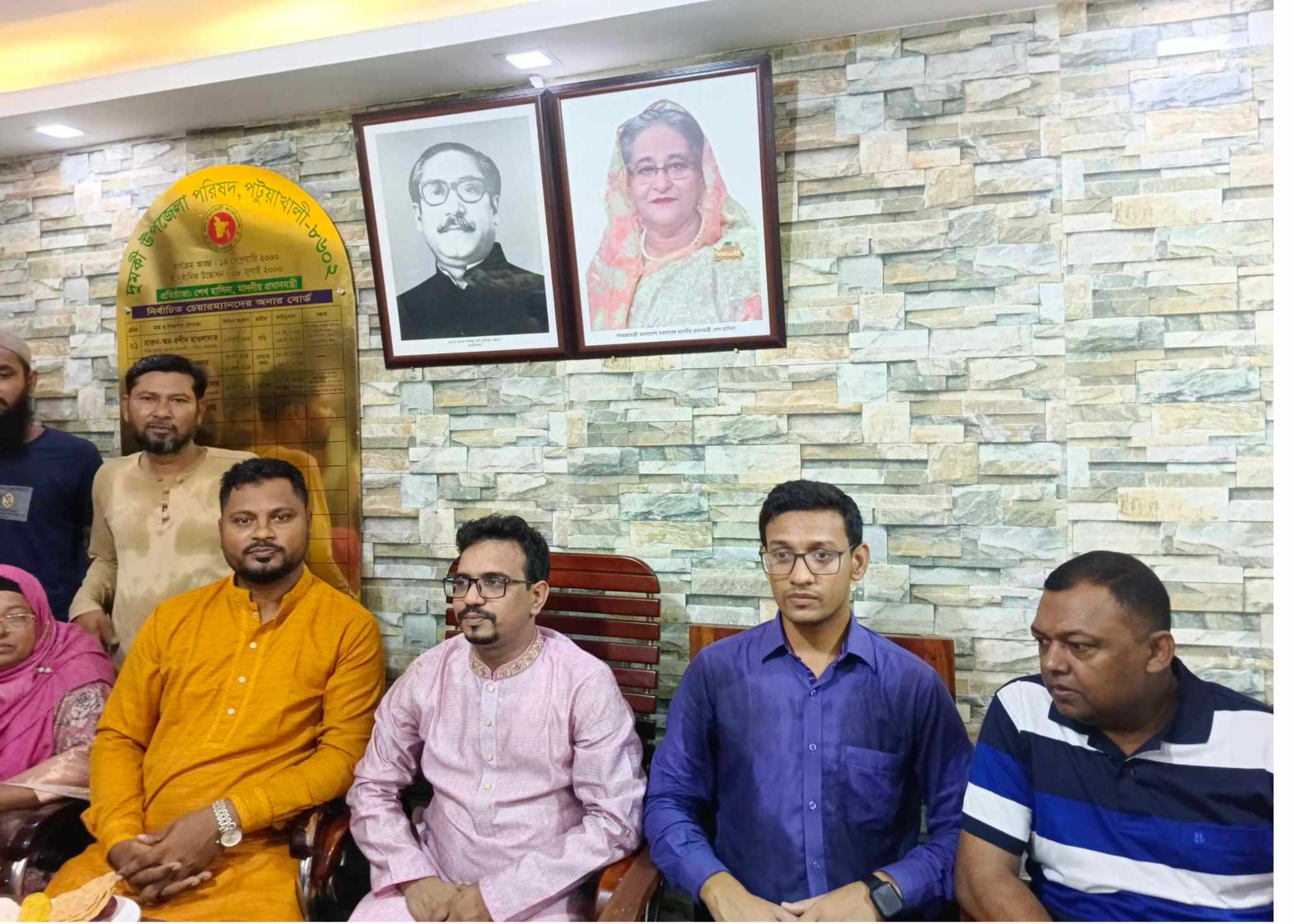 দুমকিতে নব নির্বাচিত চেয়ারম্যান ও ভাইস চেয়ারম্যানদের দ্বায়িত্ব গ্রহন