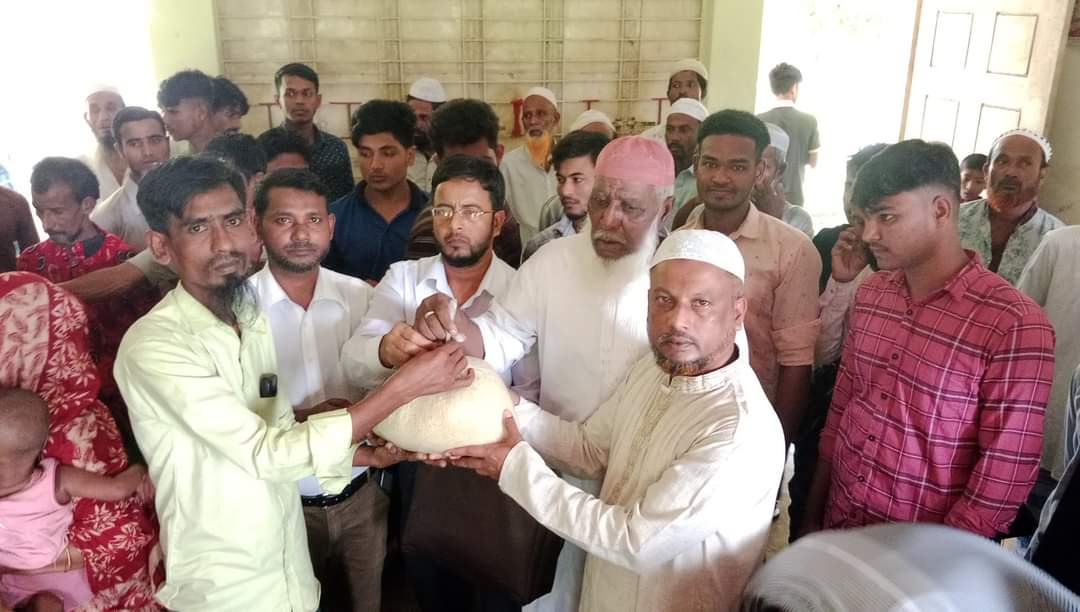 নোয়াখালীতে ইউপি চেয়ারম্যান মোঃ জসিমের ত্রাণ বিতরণ