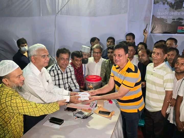 বন্যার্তদের সহায়তায় সাবেক এমপি মোশারফের ৫লক্ষ টাকা অনুদান