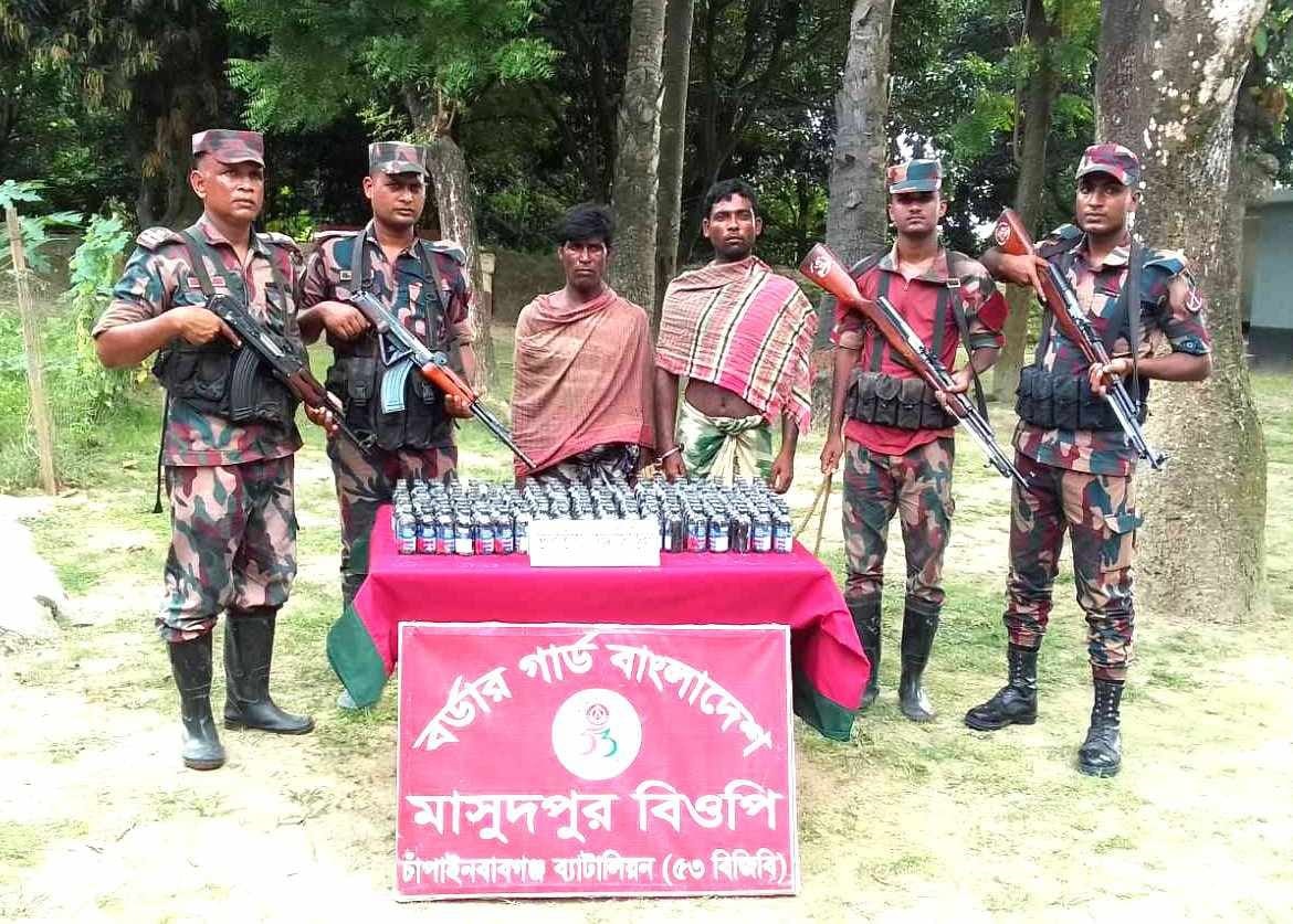 চাঁপাইনবাবগঞ্জ (৫৩ বিজিবি) অভিযানে ২ জন আসামীসহ ১৫৯ বোতল ফেন্সিডিল ও ১টি ইঞ্জিন চালিত নৌকা আটক