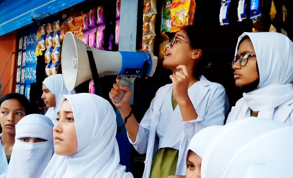 চিলাহাটিতে স্কুলের ক্যান্টিন খুলে দিল শিক্ষার্থীরা