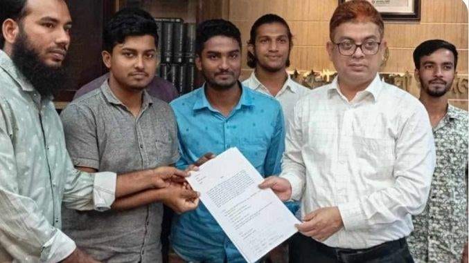 নরসিংদী জেলা প্রশাসককে তিন দিনের আল্টিমেটাম দিলো ছাত্ররা