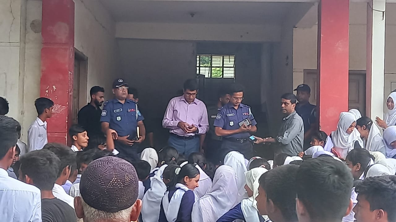নরসিংদীর শিবপুরে প্রধান শিক্ষকের পদত্যাগ দাবিতে আন্দোলন করছেন শিক্ষার্থীরা