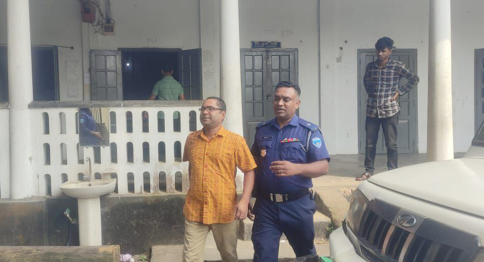 খাগড়াছড়িতে সাংবাদিক প্রদীপ চৌধুরীকে গ্রেফতারের ঘটনায় তীব্র নিন্দা, অবিলম্বে মুক্তির দাবি