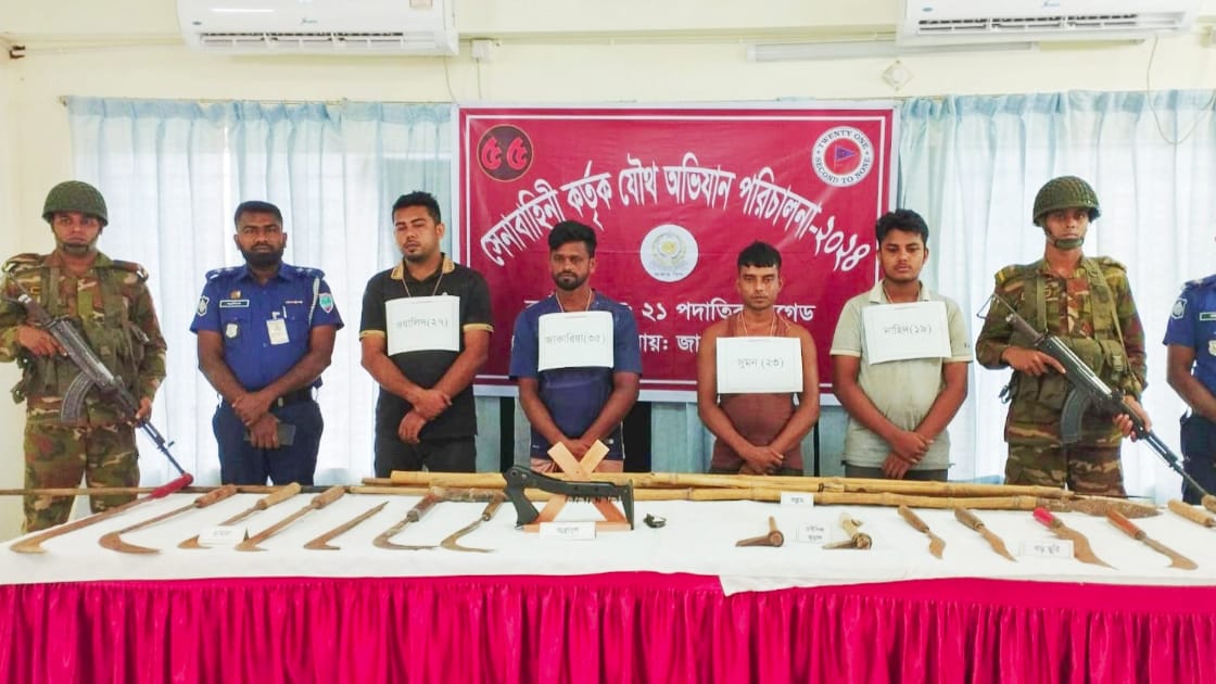 নড়াইলের পল্লীতে তুচ্ছ ঘটনার মিমাংসার সময় দলীয় কোন্দলে বিএনপির ৫ নেতাকর্মী আহত দেশি অস্ত্রসহ সেনাবাহিনীর হাতে আটক ৪