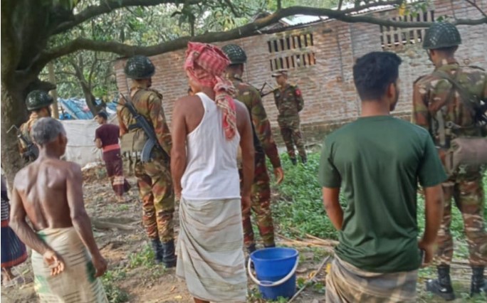 চাঁপাইনবাবগঞ্জে বোমা হামলা করে লুটপাট ও বিল দখলের চেষ্টা