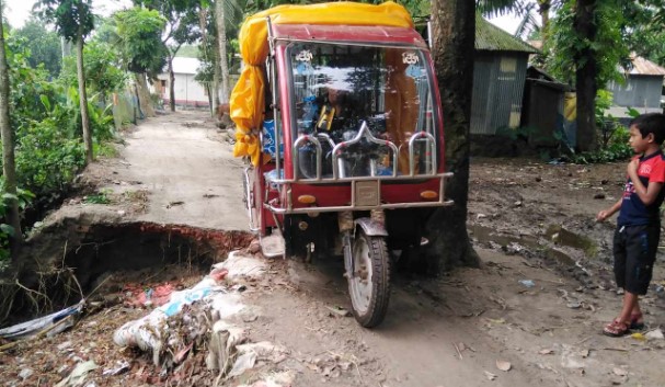হোসেনপুরে পুকুরে বিলীন হচ্ছে রাস্তা:যাতায়তে জনদুর্ভোগ