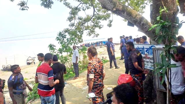 কুষ্টিয়া পদ্মা নদীতে দুর্বৃত্তদের হামলায় ২ পুলিশ নিখোঁজ