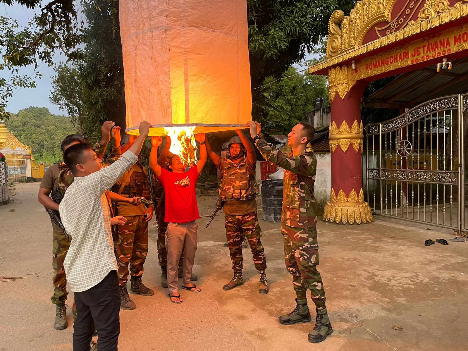 অসম্প্রদায়িক চেতনায় বৌদ্ধ ধর্মের প্রবরণা পূর্ণিমা পালনে স্বতঃস্ফূর্ত অংশগ্রহণ এবং আর্থিক অনুদান প্রদান করল রোয়াংছড়ি সেনাবাহিনী