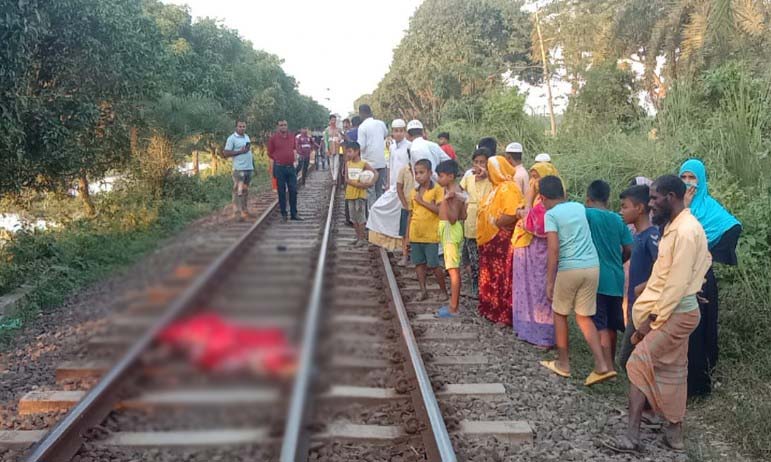 আক্কেলপুর ট্রেনে কাটা পড়ে এক নারীর মৃত্যু