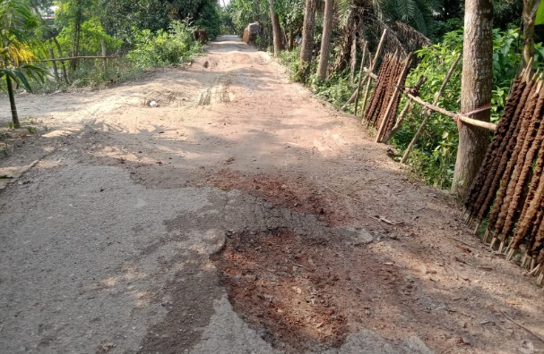 লালপুরে রাস্তা ভেঙে জনদূর্ভোগ, বিপাকে ১০টি গ্রাম