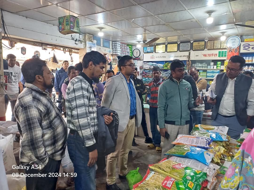 ডোমারে সার ও বীজ ব্যবসায়ীকে ভ্রাম্যমাণ আদালতে সোয়া লক্ষ টাকা জরিমানা